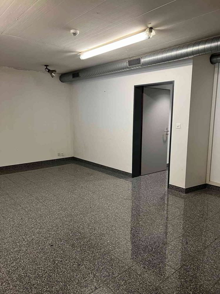 Vielseitig nutzbares Ladenlokal mit grosser Schaufensterfläche - Mehr