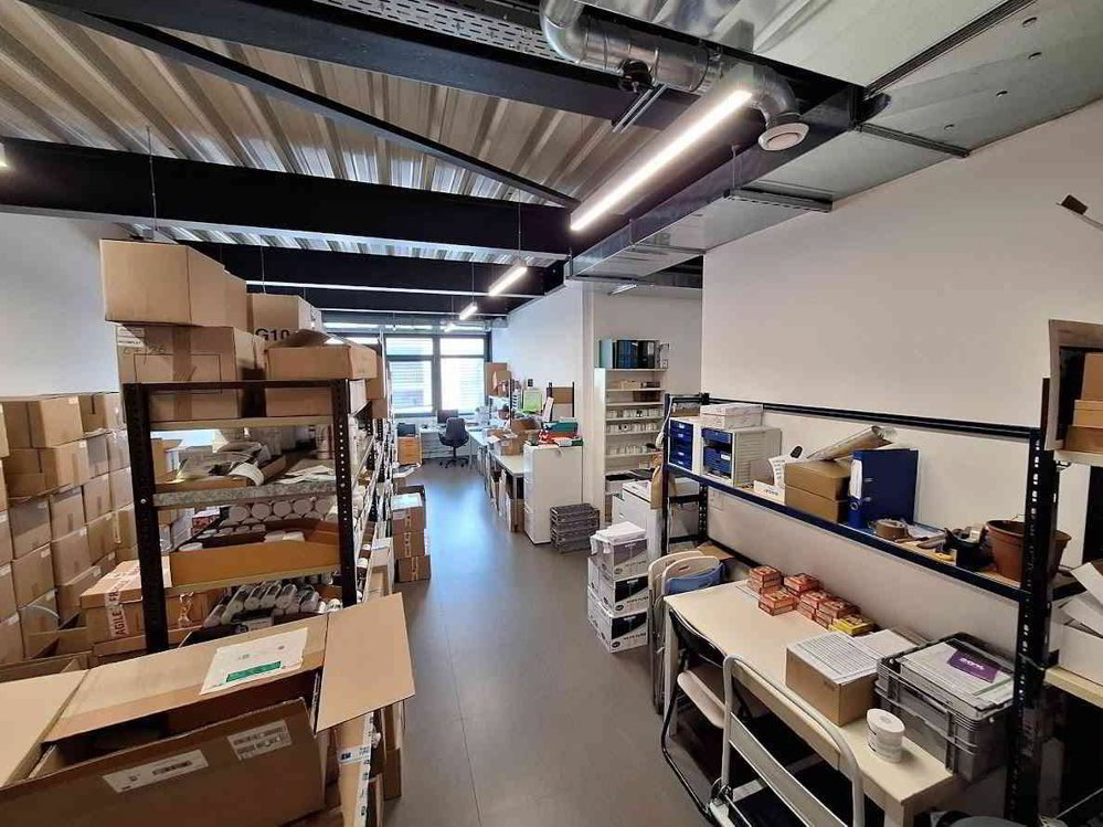 Local commercial spacieux et lumineux avec showroom - Mehr