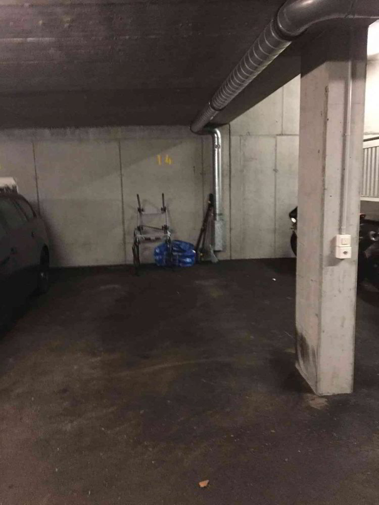 null rooms Car park, garage for rent in Bolligen - image 1/2