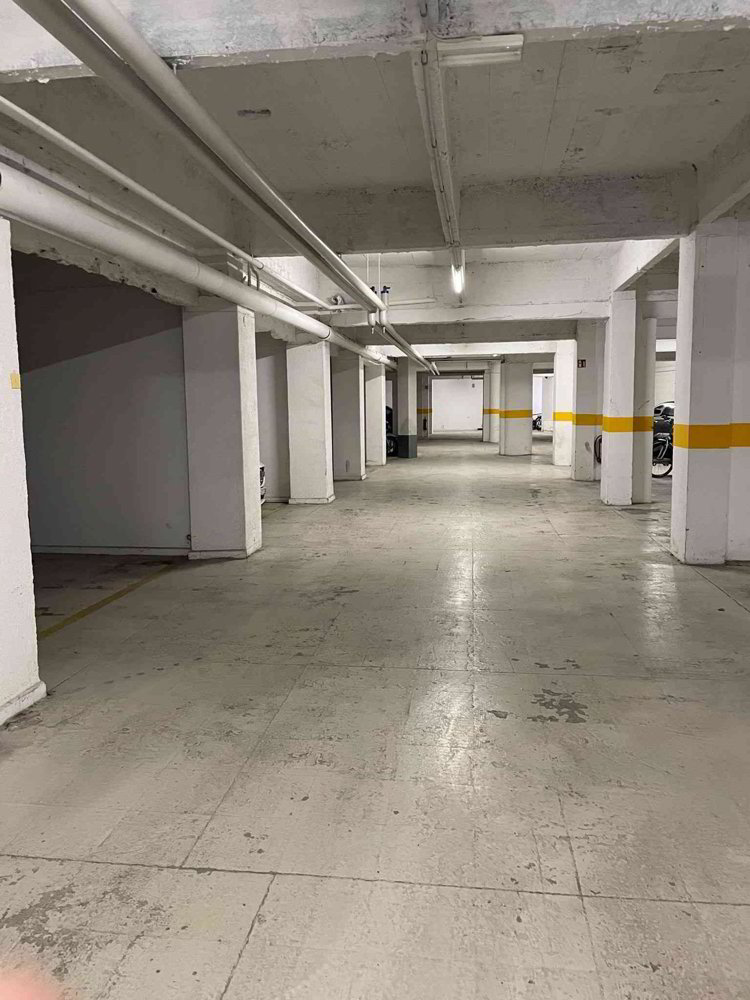 null rooms Car park, garage for rent in Losanna - image 1/3