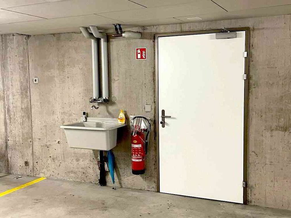null rooms Car park, garage for rent in Döttingen - image 1/4