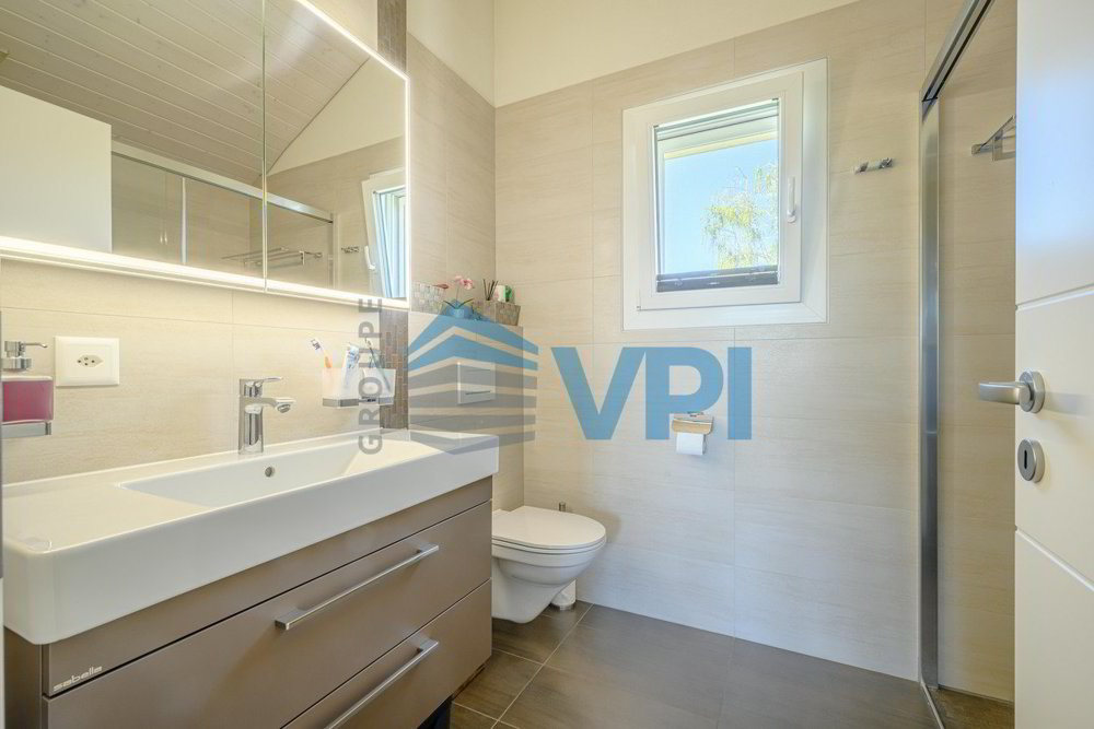 6 rooms House to buy in Eysins - image 1/13