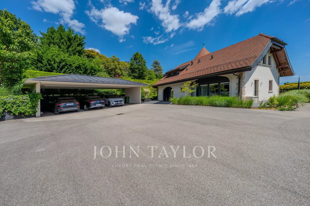 10 rooms House to buy in Givrins - image 1/13