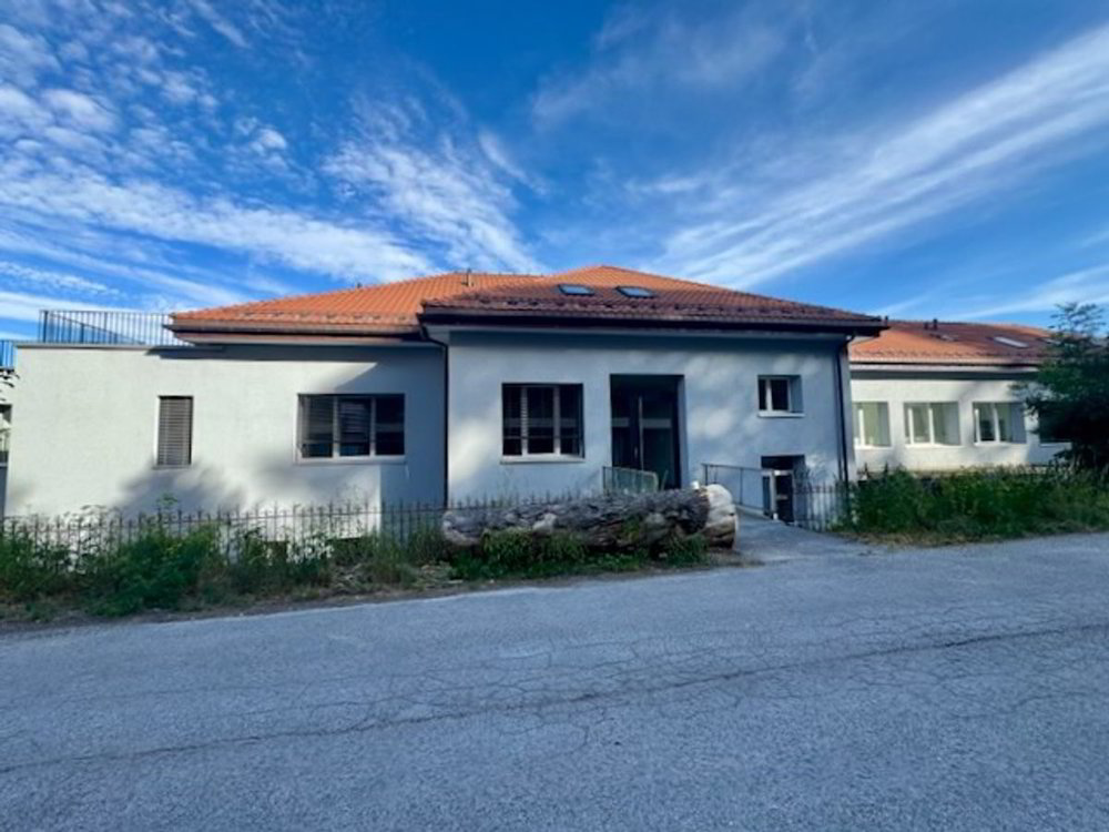 2 rooms Office & Commercial to buy in Les Ponts-de-Martel - image 1/11