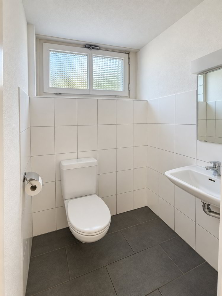 2 rooms Office & Commercial for rent in Grüningen - image 1/4