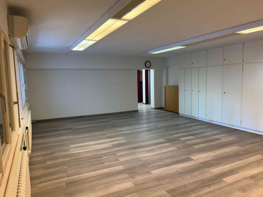 Grosser Büroraum mit separatem Sitzungszimmer und Archivraum