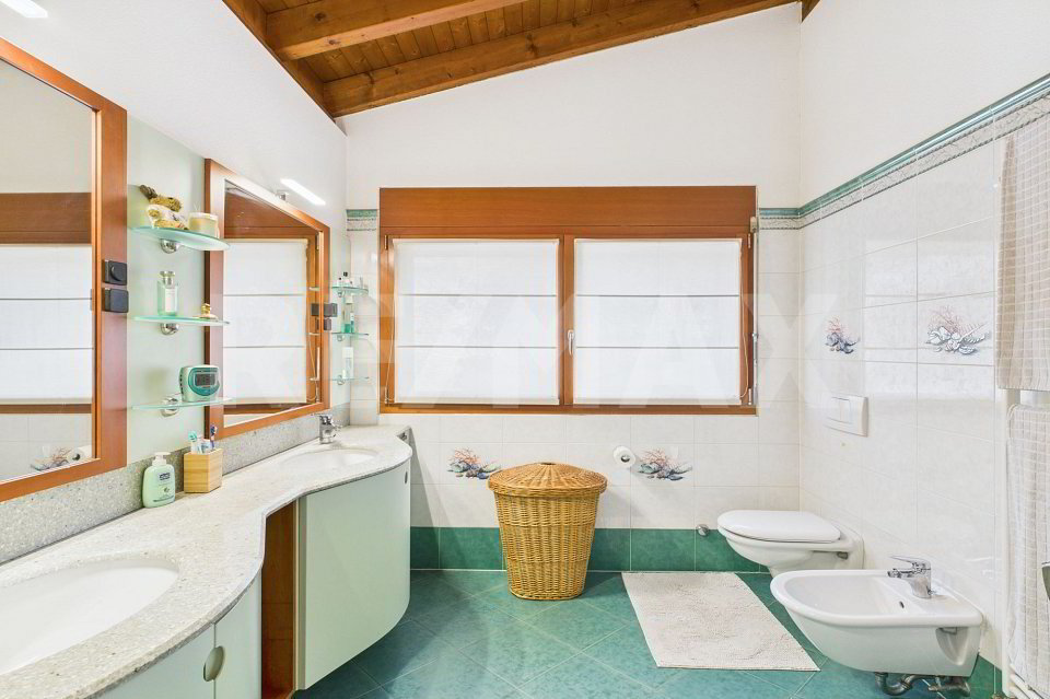 6 rooms House to buy in Stabio - image 1/13