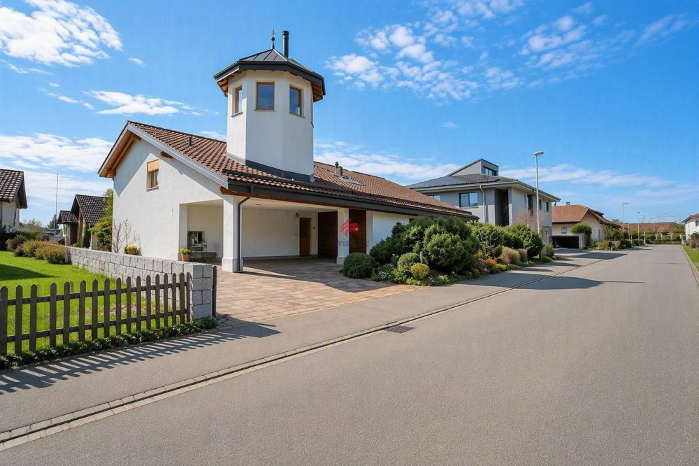 7 rooms House to buy in Hinwil - image 1/13
