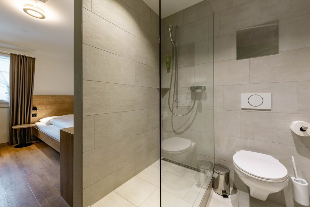 33 rooms Office & Commercial to buy in Lyss - image 1/14