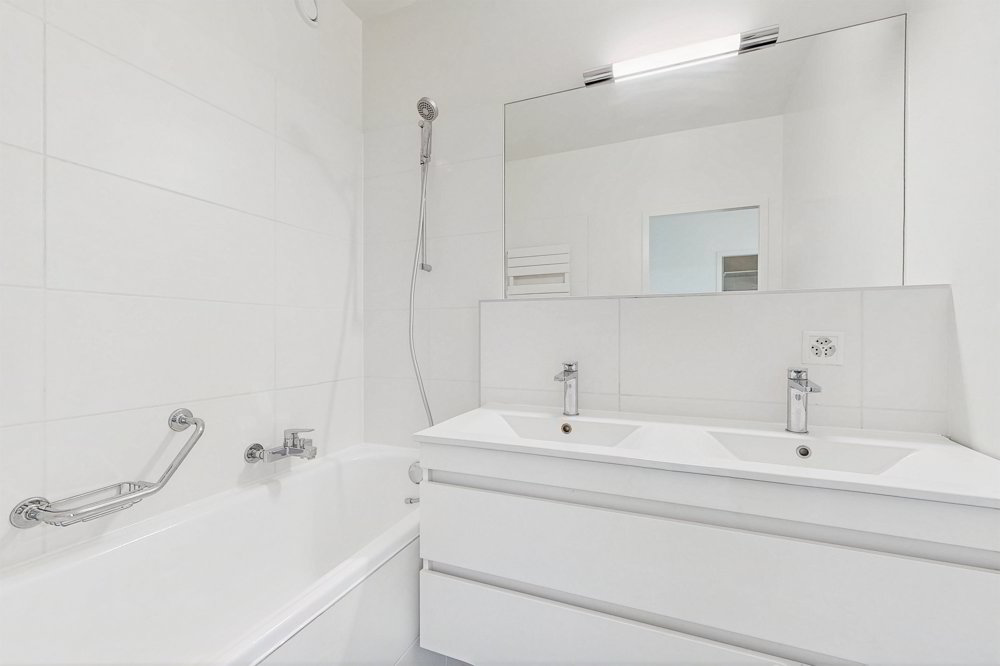 7 rooms Apartment for rent in Ginevra - image 1/13