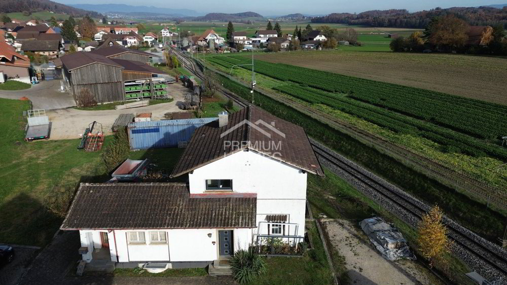 9 rooms House to buy in Brüttelen - image 1/2