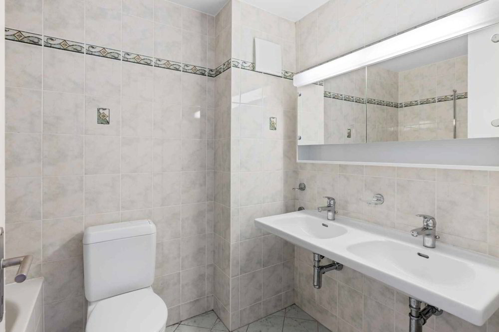5 rooms Apartment to buy in Nyon - image 1/13