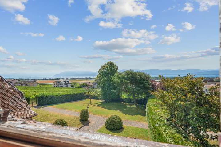 9 rooms House to buy in Rolle - image 1/1