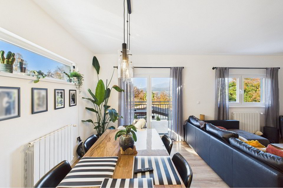 4 rooms House to buy in Carabbia - image 1/13