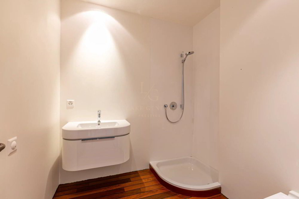 Maison 11 pièces à acheter à Dully - image 1/13