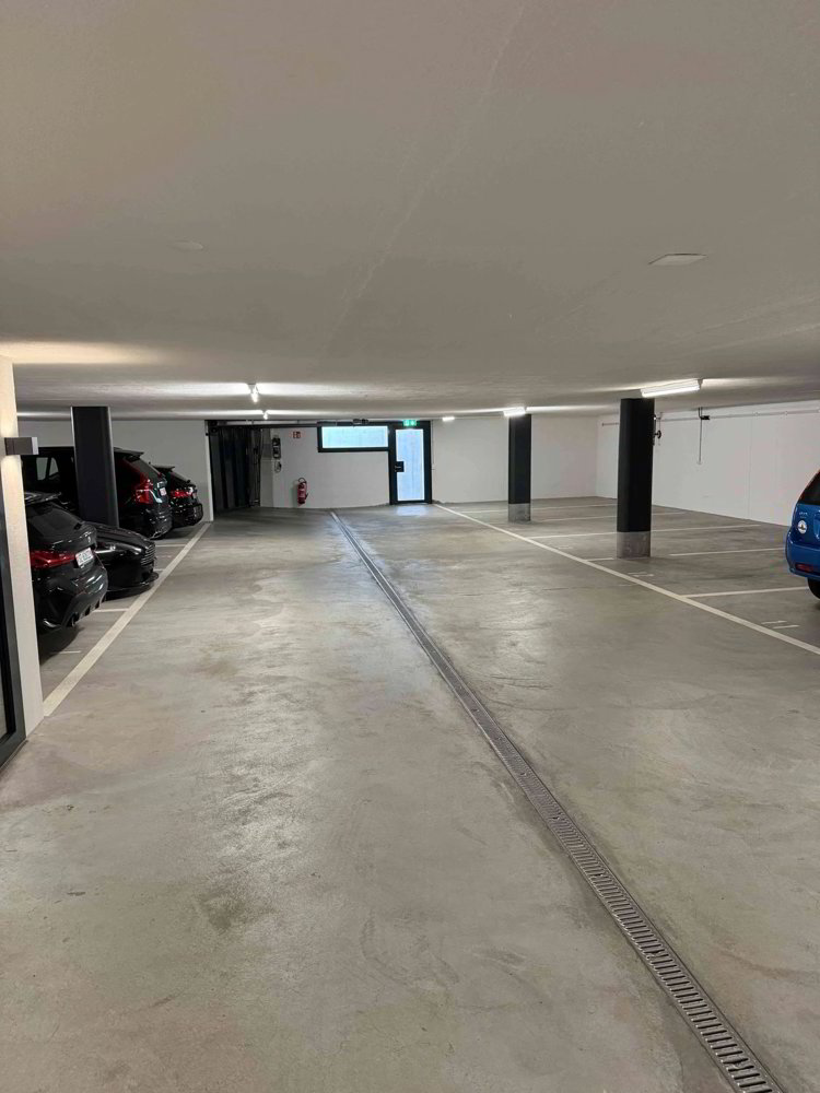 null rooms Car park, garage for rent in Lachen SZ - image 1/2