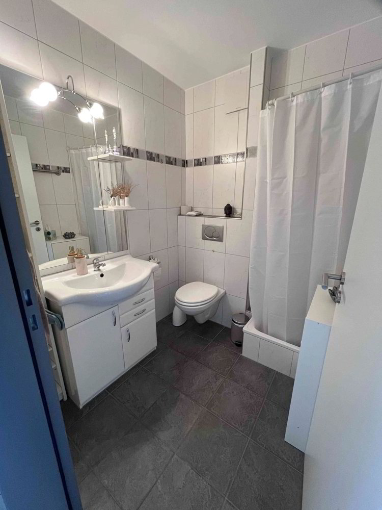 2 rooms Office & Commercial for rent in Müllheim Dorf - image 1/6