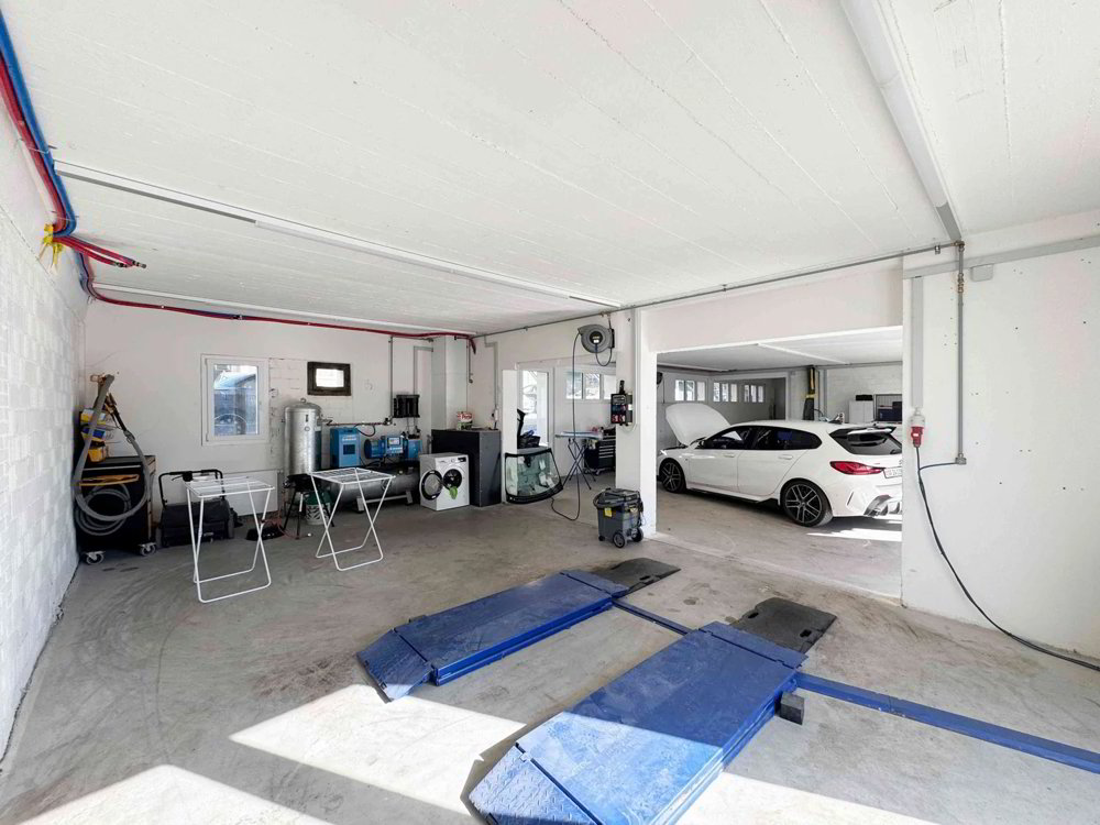 Halle mit Aufenthaltsraum, Badezimmer und Küche - Ansicht 2