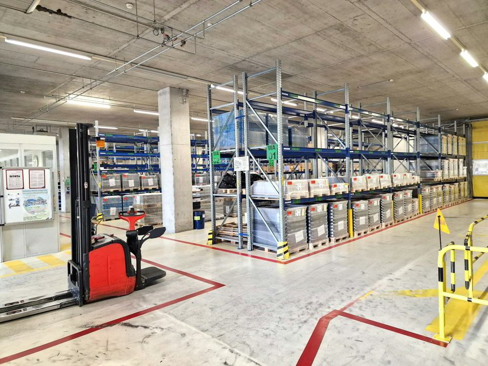 Ca. 1'500 m² grosse, 10m hohe, LKW befahrbare Industriehalle mit 8t-Kränen und hoher Bodenlast, Büro - Ansicht 3