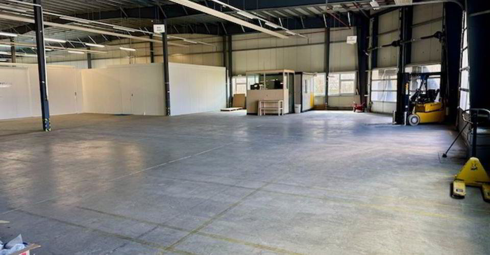 À louer - Local industriel 300 à 400 m² avec quais de chargement - Val-de-Travers - Mehr