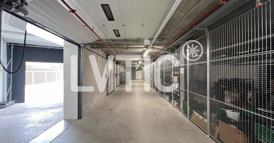 Dépôt, atelier, laboratoire de 800 m² à louer à Bussigny - Mehr