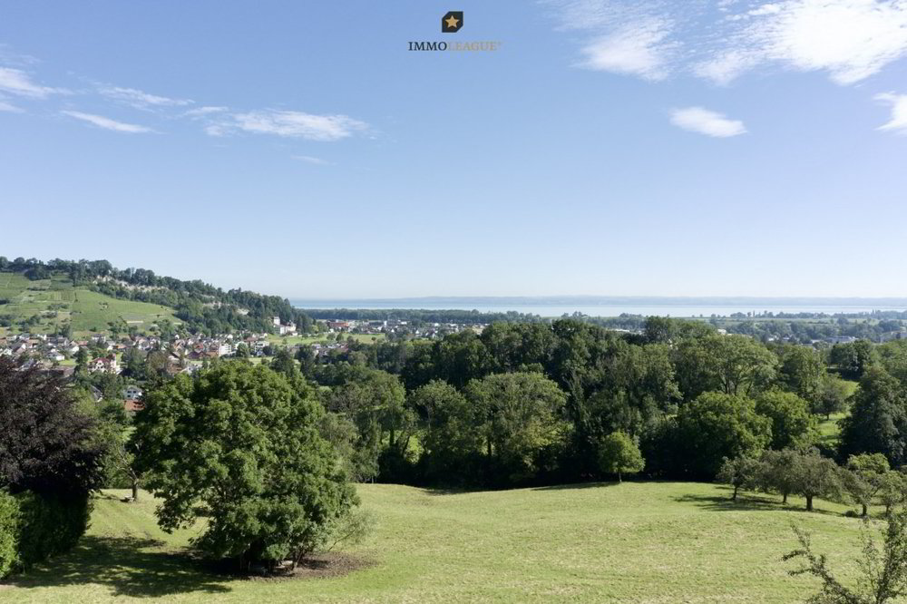 Grosszügiges Baugrundstück mit Seesicht.