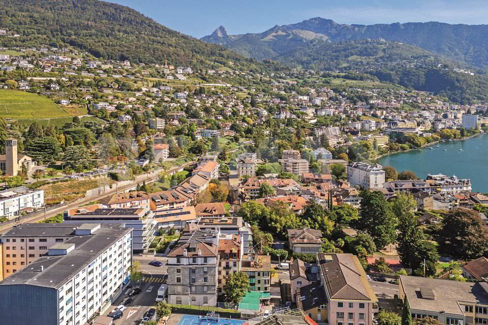 Immeuble de rendement : 2 surfaces commerciales et 4 appartements 3.5 pièces - Ansicht 2