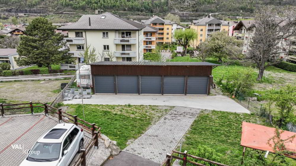 Acht Aussenparkplätze und fünf moderne Garagen in zentraler Lage - Ansicht 2