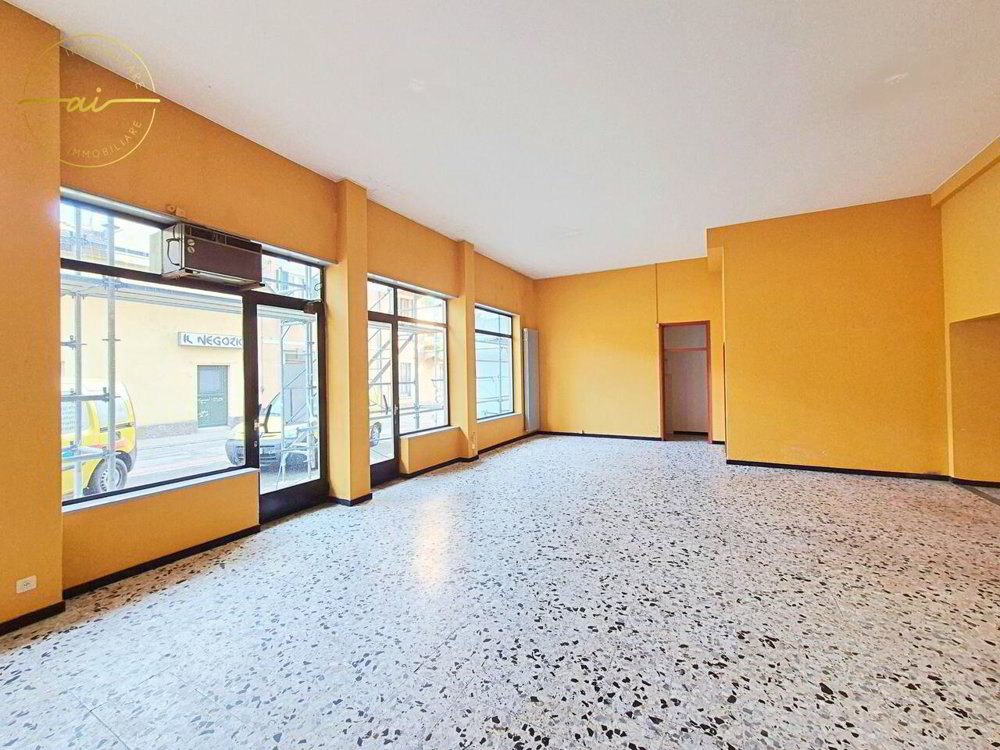 SPAZIO COMMERCIALE CON VETRINA IN ZONA CENTRALE - Ansicht 2
