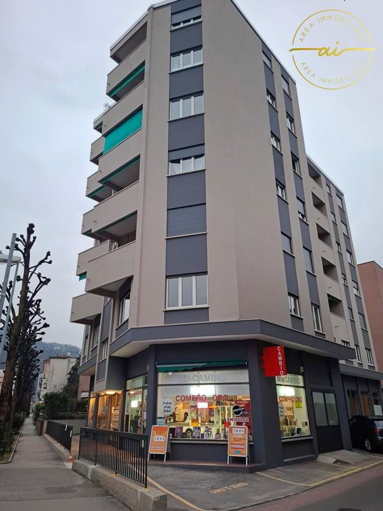 GESCHÄFTSLOCAL MIT VITRINE IN CHIASSO