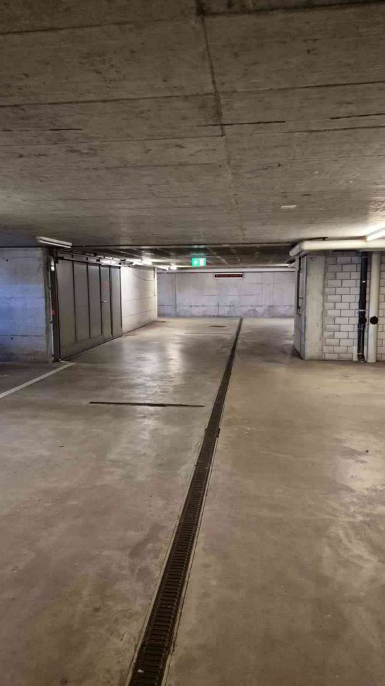 Grosszügiger Einstellplatz in einer Tiefgarage - Ansicht 2