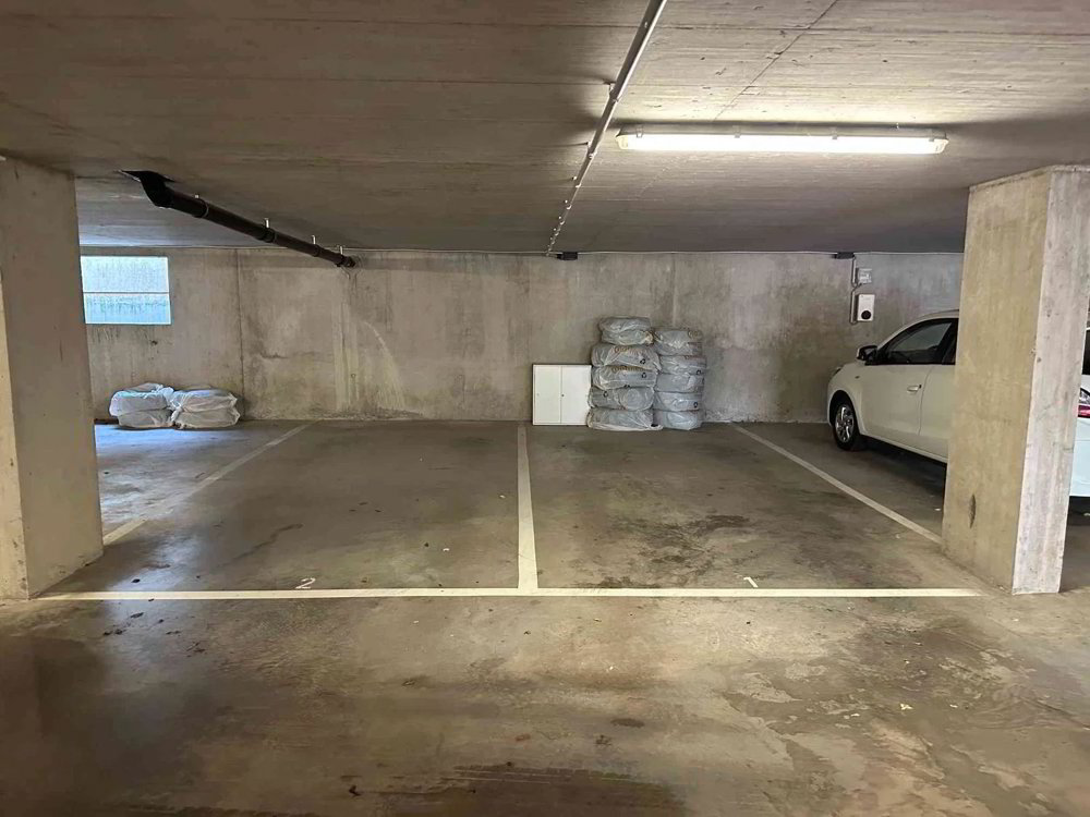 null rooms Car park, garage for rent in Aigle - image 1/2