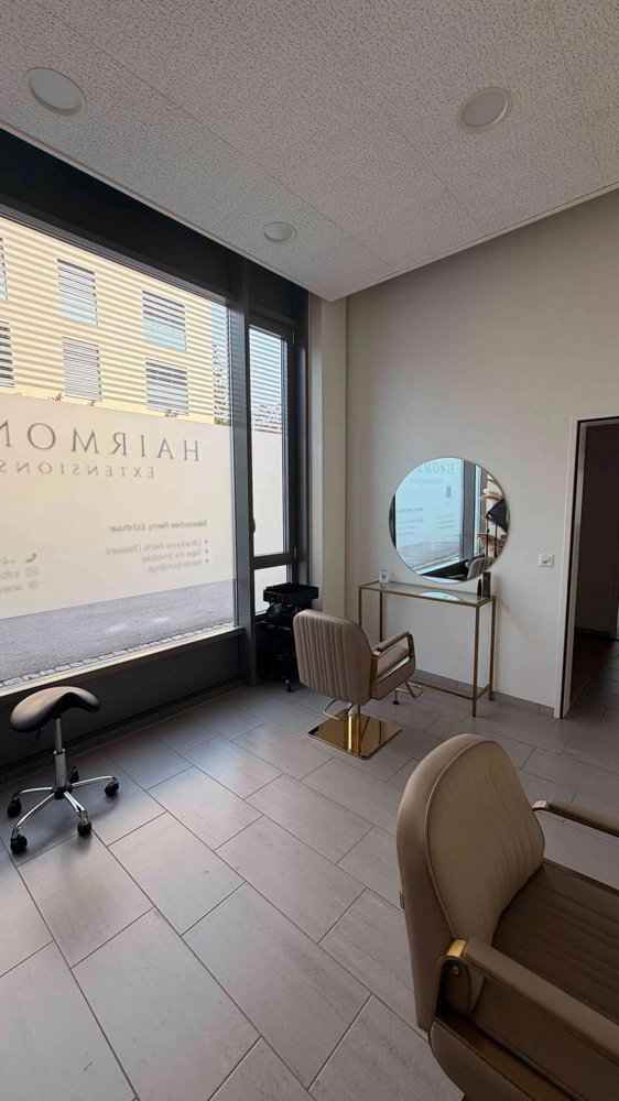 Heller Beauty-/Studioraum mit Schaufenster - Ansicht 3