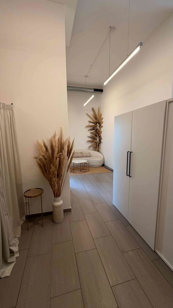 Heller Beauty-/Studioraum mit Schaufenster - Mehr