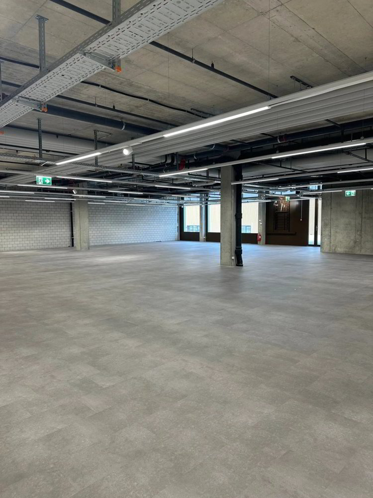 Commercial to rent in Bachenbülach - Mehr