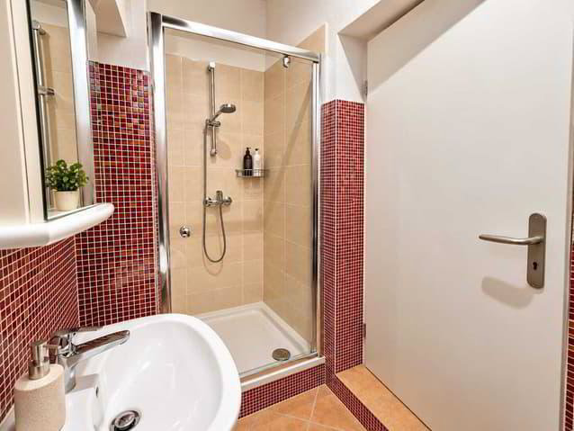 null rooms Office & Commercial for rent in Montreux - image 1/5
