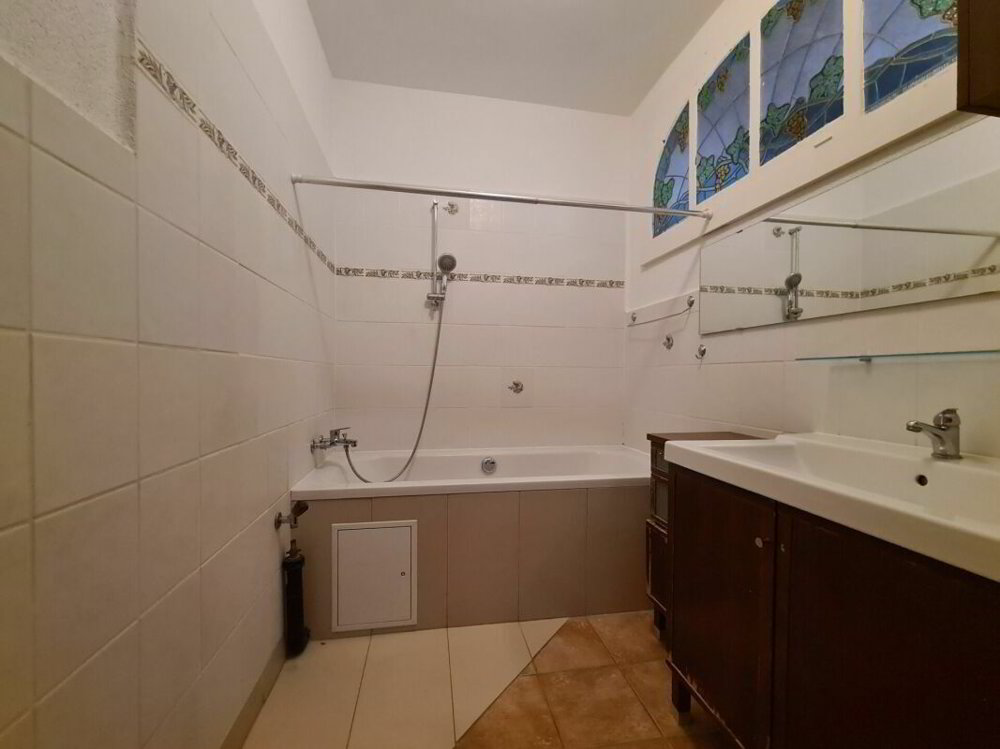 Appartement 5 pièces à louer à Le Locle - image 1/8