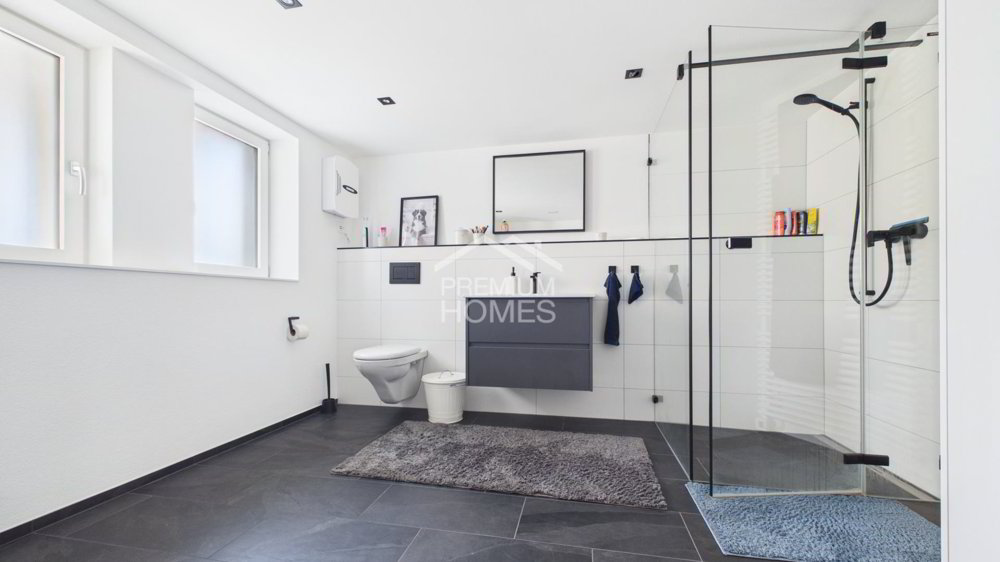 6 rooms House to buy in Uznach - image 1/13