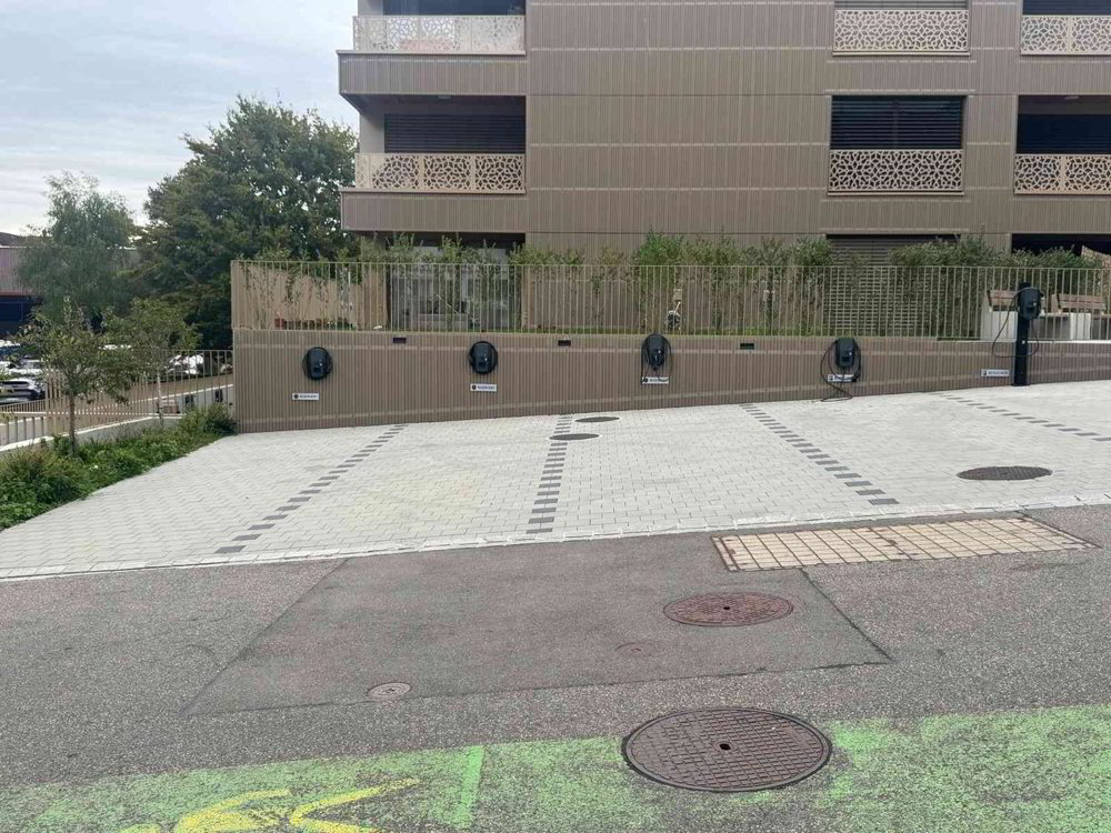 Parkplätze beim Bahnhof Hedingen - mit Ladestation für Elektroautos - Ansicht 2