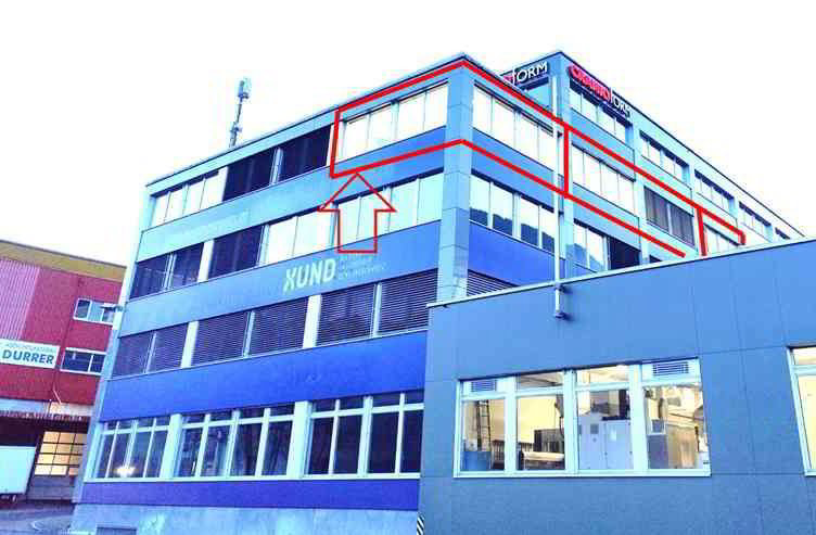 3 rooms Office & Commercial for rent in Alpnach Dorf - image 1/2