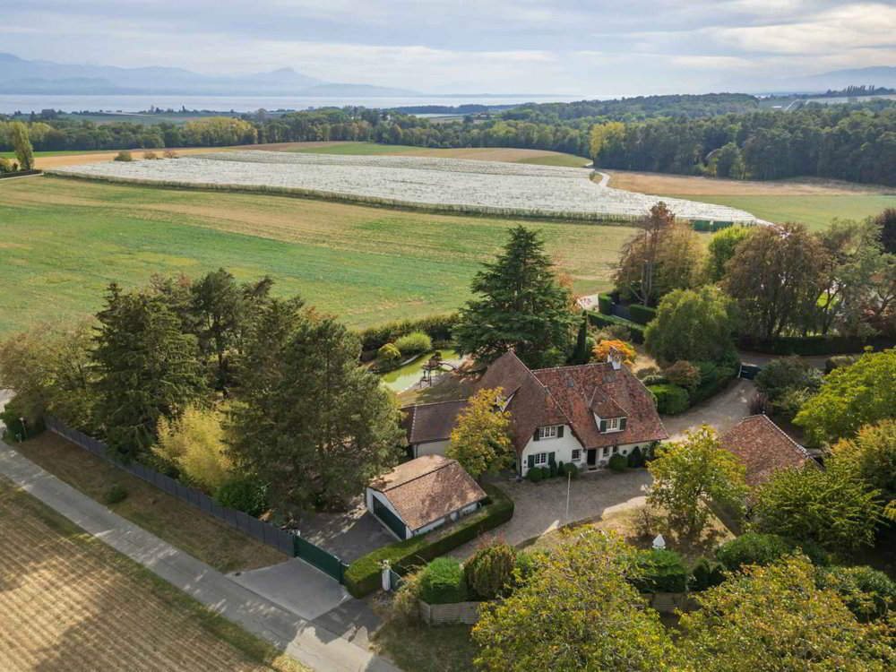 10 rooms House to buy in Lussy-sur-Morges - image 1/12