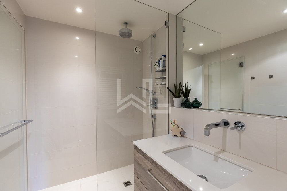 5.5 rooms Apartment to buy in Coppet - image 1/12