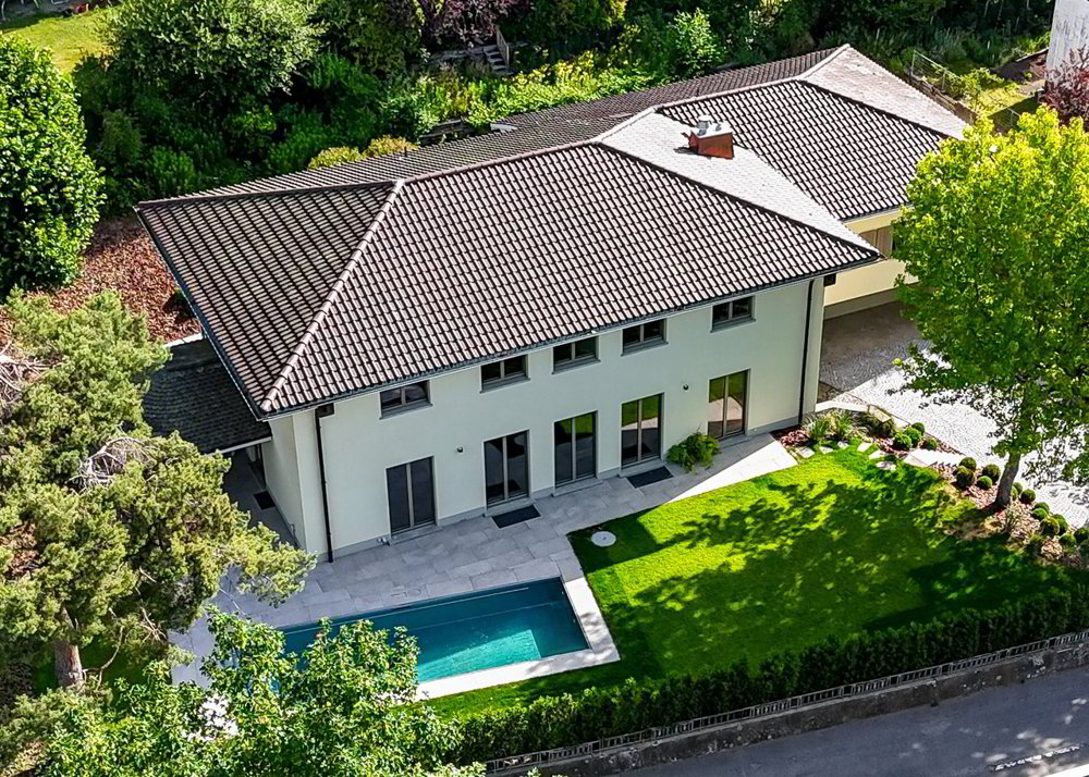 EXKLUSIVES WOHNJUWEL MIT STIL, ELEGANZ UND POOL