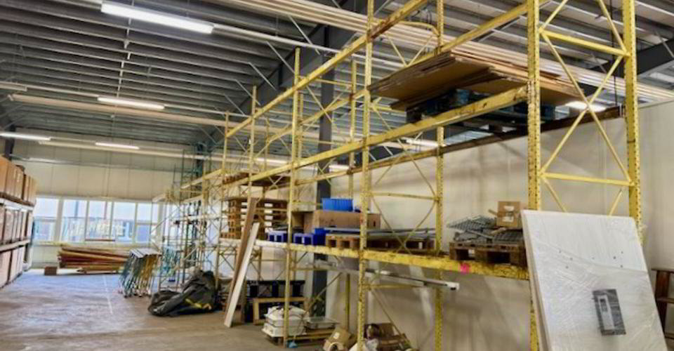 null rooms Office & Commercial for rent in Fleurier - image 1/7