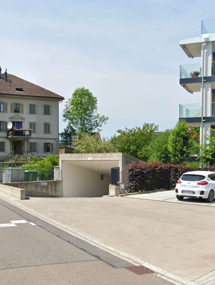 null rooms Car park, garage for rent in Galgenen - image 1/2