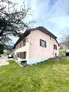 Maison locative mitoyenne comprenant 4 appartements et 7 places de ... 1/5