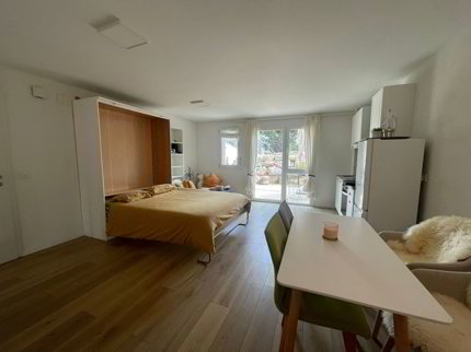 Joli studio meublé avec petite terrasse 1/5