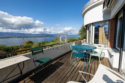 Property with stunning lake views 1/3