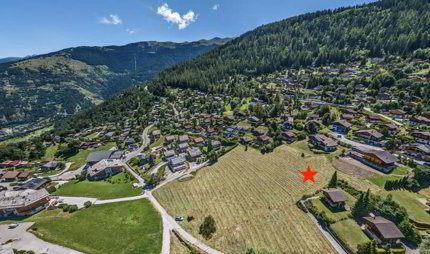 Grand terrain viabilisé dans un quartier résidentiel très proche du... 1/5