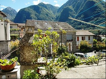 Mehrfamilienhaus mit vier 2.5 Zimmerwohnungen an ruhiger und sonniger Lage 1/5